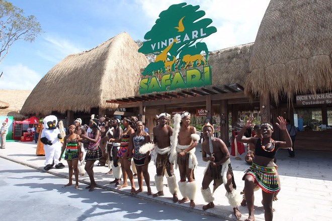can-canh-vinpearl-safari-phu-quoc-tam-co-nhat-viet-nam-hinh-10 Nhóm múa BEYON YULU đến từ Nam Phi