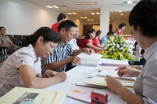 cu_dan_lam_thu_tuc_nhan_so_do_copy-1 Cư dân làm thủ tục nhận sổ đỏ