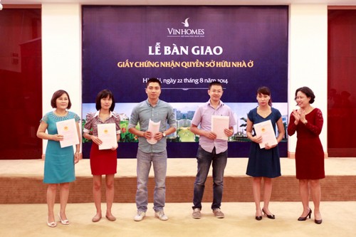 lanh_dao_vinhomes_trao_so_do_cho_cu_dan_2_copy-1 Lãnh đạo Vinhomes trao sổ đỏ cho cư dân 2